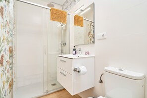 Bruser, hårtørrer, håndklæder