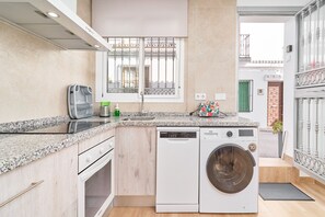 Køleskab, mikrobølgeovn, ovn, kogeplade