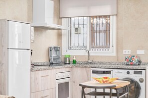 Frigorifero, microonde, forno, piano cottura