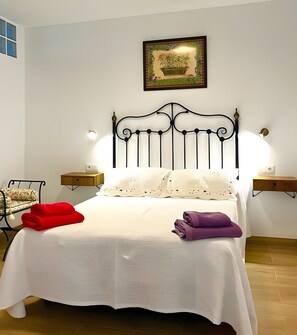 Tabla de planchar con plancha, wifi y ropa de cama