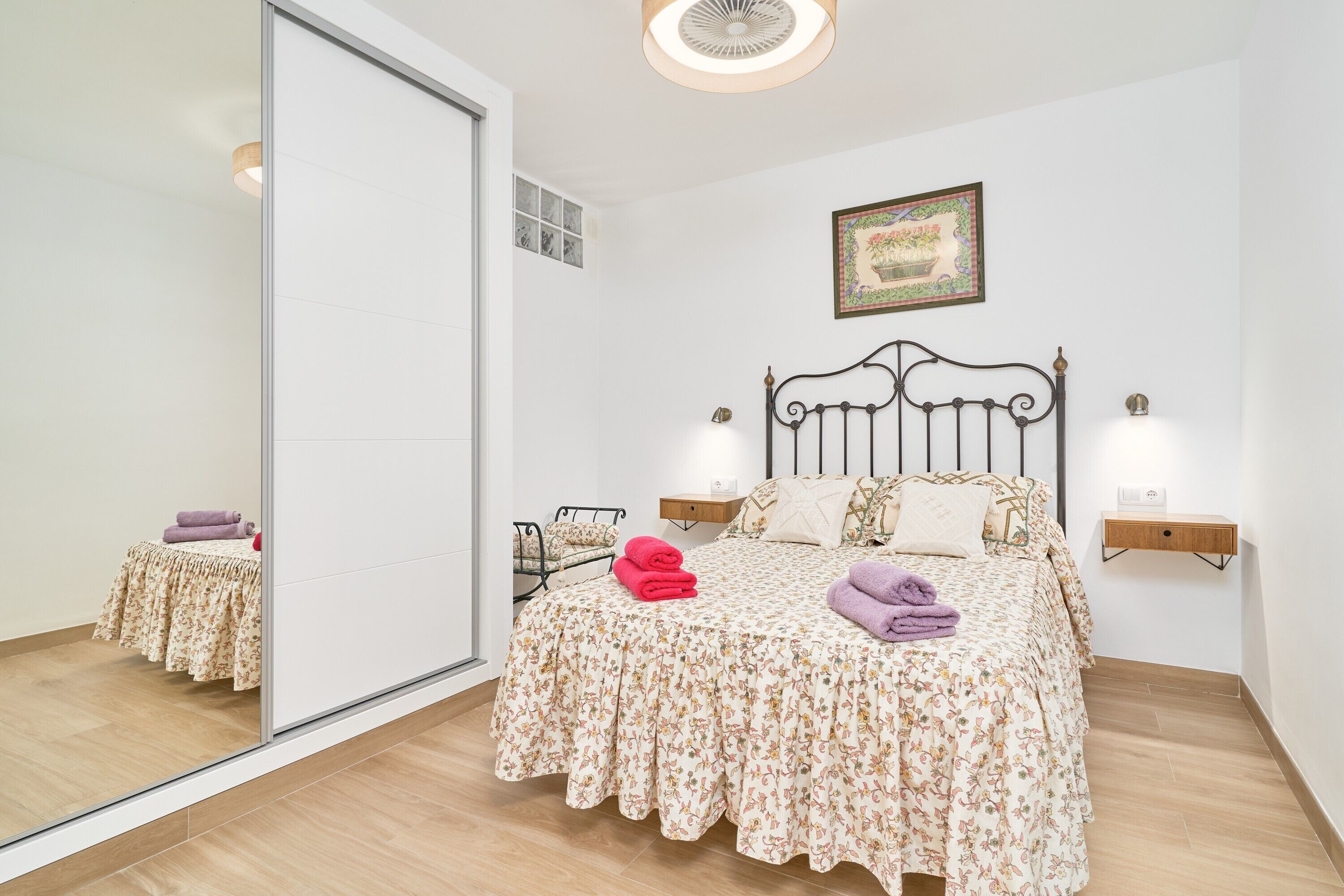 1 slaapkamer, een strijkplank/strijkijzer, wifi, beddengoed