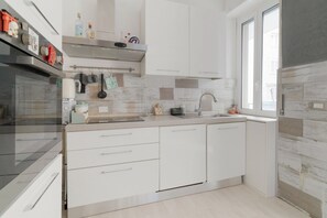 Kühlschrank, Mikrowelle, Geschirrspüler, Toaster