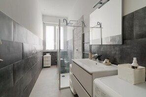 Douche, bidet, serviettes fournies