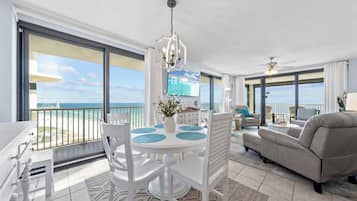 Kondominium Khas, 3 kamar tidur, Bebas Asap Rokok, pemandangan pantai | Makan di kamar