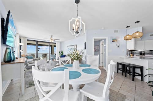 Signature Condo, 3 Bedrooms, Non Smoking, Beach View | In-room dining