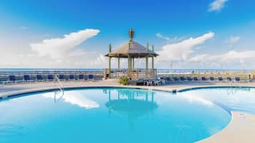 Alberca techada y alberca al aire libre