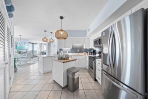 Condo có thiết kế đặc trưng, 3 phòng ngủ, không hút thuốc, quang cảnh bãi biển | Bếp riêng | Tủ lạnh, lò vi sóng, lò nướng, bếp nấu 