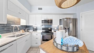 Condo có thiết kế đặc trưng, 3 phòng ngủ, không hút thuốc, quang cảnh bãi biển | Bếp riêng | Tủ lạnh, lò vi sóng, lò nướng, bếp nấu