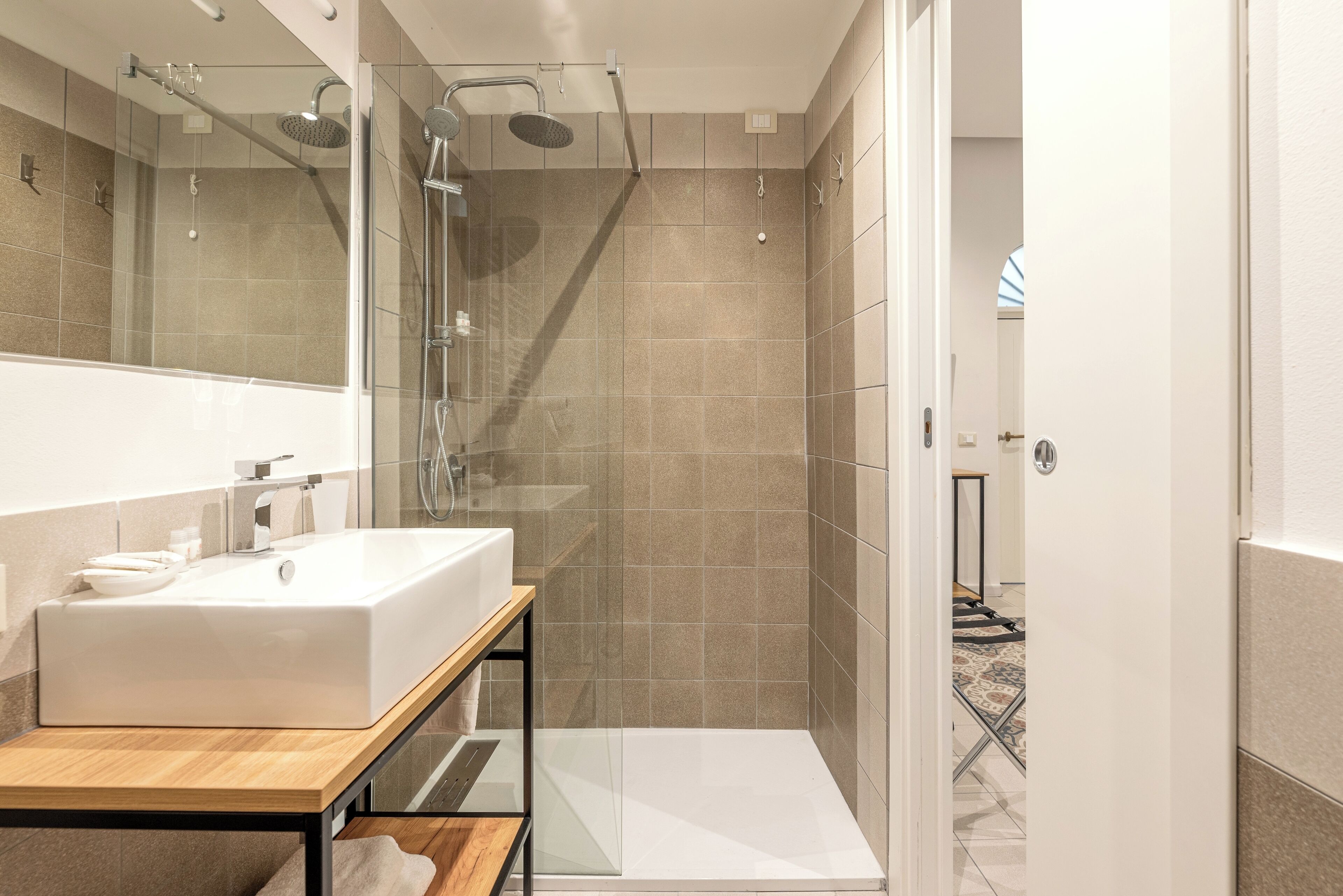 Maison mitoyenne, 1 grand lit | Salle de bain | Douche, sèche-cheveux, serviettes fournies, savon