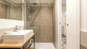 Basic-Stadtwohnung, 1 Queen-Bett | Badezimmer | Dusche, Haartrockner, Handtücher, Seife