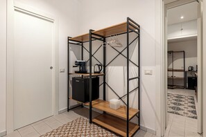 Classic Townhome, 1 Queen Bed | Wardrobe