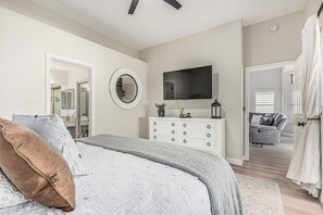 2 Schlafzimmer, Schreibtisch, Bügeleisen/Bügelbrett, Reisekinderbett