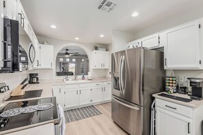 Kühlschrank, Mikrowelle, Ofen, Herdplatte