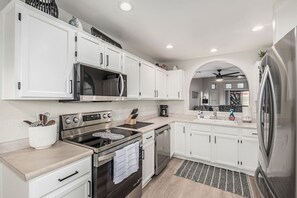 Fridge, microwave, oven, stovetop - Remodeled 2 Bedroom +Sunroom/Office Fountain Hills (Fountain Hills)