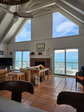 Älytelevisio, takka, kirjoja, stereot