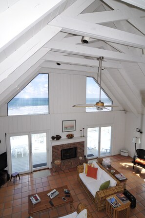 Smart TV, fireplace, books, stereo