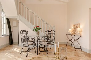 Casa de campo clásica, vistas al jardín | Comedor