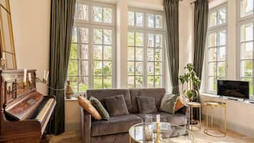 Casa de campo clásica, vista al jardín | Área de sala de estar