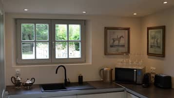 Casa de campo clásica, vista al jardín | Cocina privada