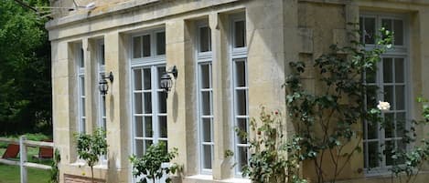 Classic Cottage, Garden View | Free WiFi