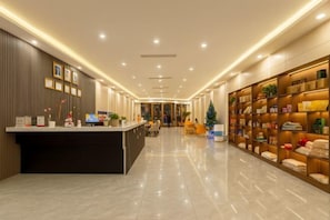 Lobby lounge - Oriental Hotel (Sihanoukville)