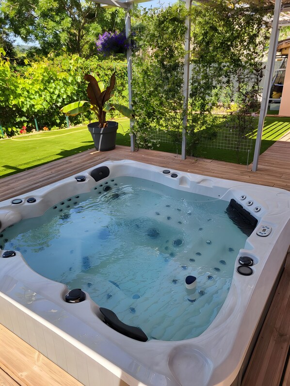 Outdoor spa tub