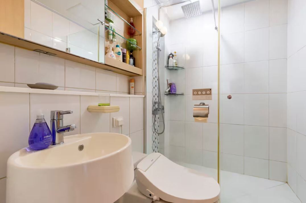 Une salle de bain moderne avec un grand lavabo, des toilettes et une douche.