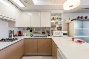 Private kitchen - @ heart of Seoul, Gwanghwamun, Charming 2-bedroom with AC (Seoul)