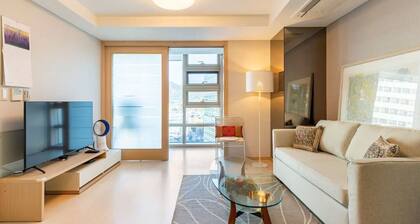 @ Heart of Seoul, Gwanghwamun, Charming 2-Bedroom Air-Conditioned