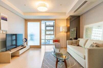 @ Heart of Seoul, Gwanghwamun, Charming 2-Bedroom Air-Conditioned