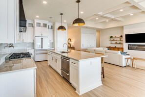 Jääkaappi, mikroaaltouuni, liesi, astianpesukone