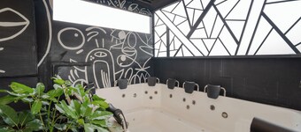 Luxury Suite - Rooftop, Jacuzzi & Balcony