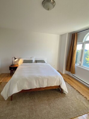 3 bedrooms, internet, bed sheets