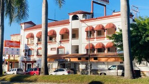 A multi-story hotel with a red and white facade, multiple balconies, and a prominent sign reading "HOTEL SAN FERNANDO." - Hotel San Fernando (Ciudad Valles)