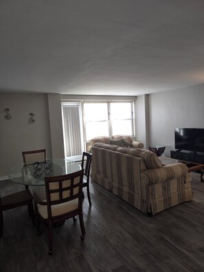 Smart TV - Chic 2-bedroom DOWNTOWN apartment with fitness room and balcony in vibrant STL (St. Louis)