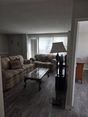 Smart TV - Chic 2-bedroom DOWNTOWN apartment with fitness room and balcony in vibrant STL (St. Louis)