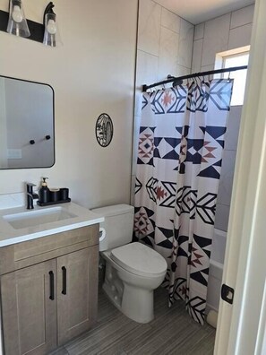 Chuveiro, secador de cabelo, toalhas de banho, sabonete