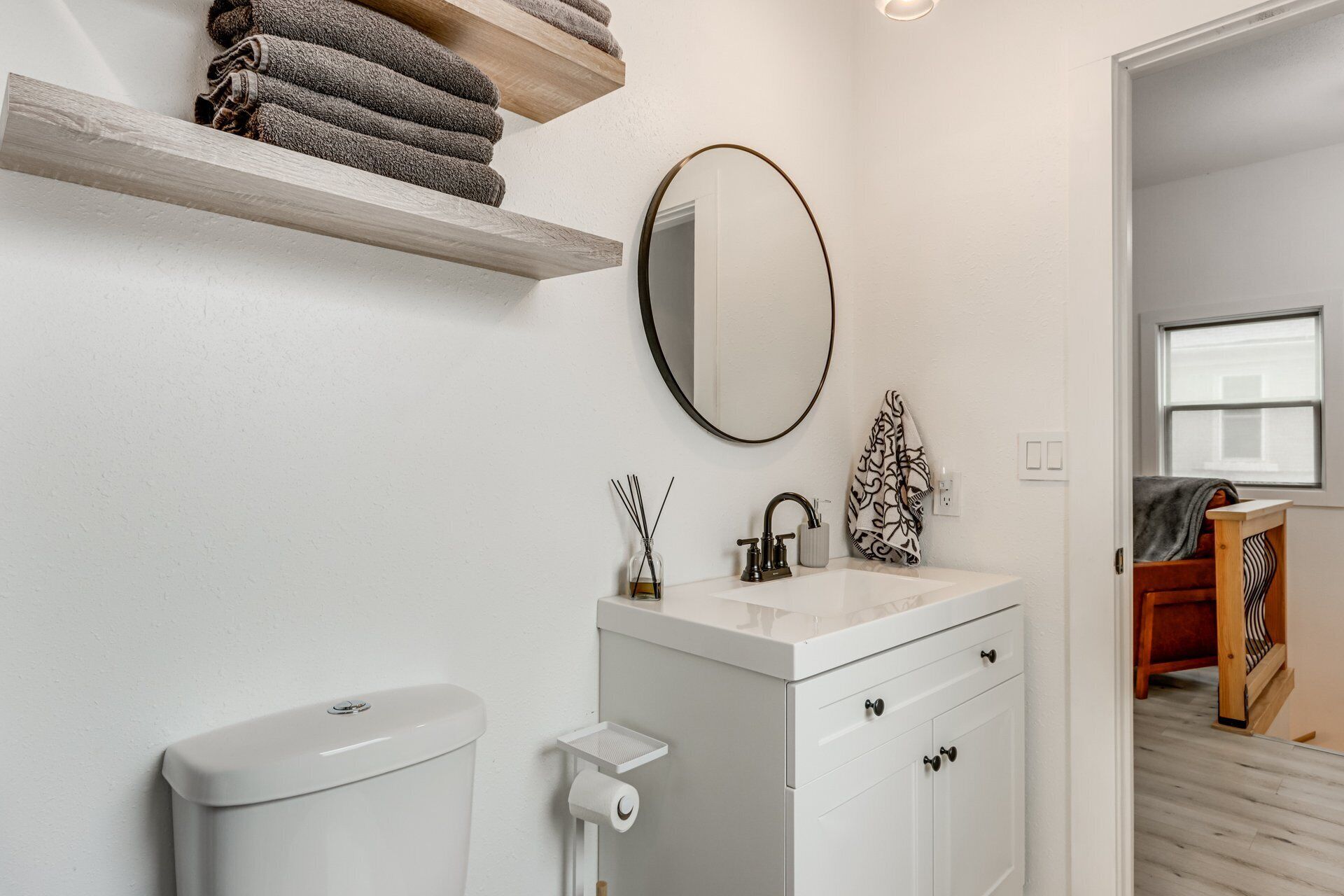 Haartrockner, Handtücher, Seife, Toilettenpapier