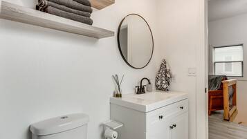 Haartrockner, Handtücher, Seife, Toilettenpapier