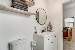 Haartrockner, Handtücher, Seife, Toilettenpapier