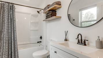 Haartrockner, Handtücher, Seife, Toilettenpapier