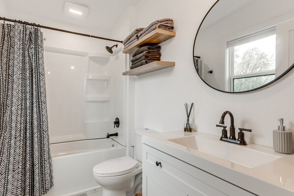 Haartrockner, Handtücher, Seife, Toilettenpapier