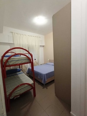 1 habitación, tabla de planchar con plancha, wifi y ropa de cama 