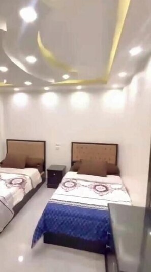 3 عدّة غرف نوم وخدمة الإنترنت وملاءات أسرّة