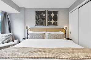 1 chambre, bureau, fer et planche à repasser, lit de bébé portatif