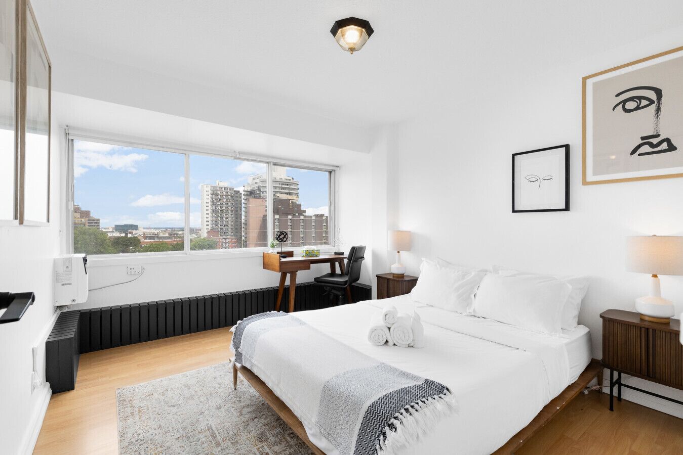 1 chambre, bureau, fer et planche à repasser, lit parapluie