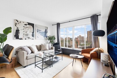 Downtown Montreal Horizon W/ Balcony | 1BR Queen Bed, Sofa Bed, Parking & Gym