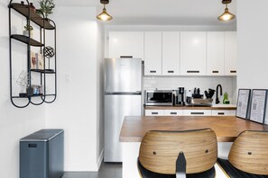 ثلاجة، ميكروويف، فرن، موقد طهي مسطح