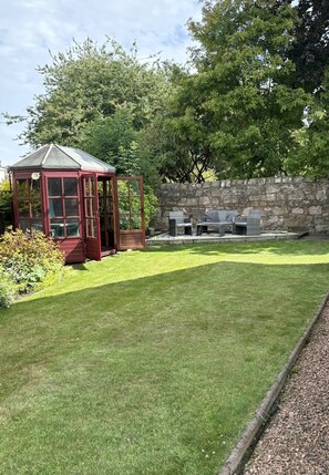 Outdoor dining - Stylish and homely bungalow, quiet and perfectly situated for St Andrews. (Cupar)