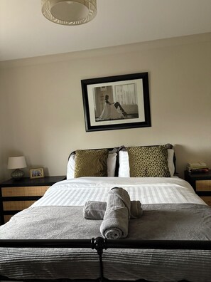 3 bedrooms, iron/ironing board, WiFi, bed sheets - Stylish and homely bungalow, quiet and perfectly situated for St Andrews. (Cupar)